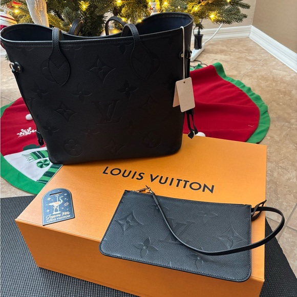 ๐ฅโฃ๏ธ๐ฅ2024 Authentic Louis Vuitton Monogram Empreinte Leather Wristlet - Picture 4 of 9